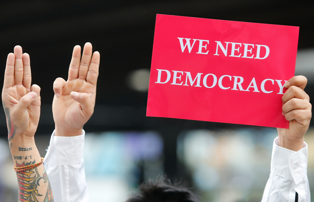 EuropaPress 3557019 10 february 2021 thailand bangkok demonstrators show the three finger