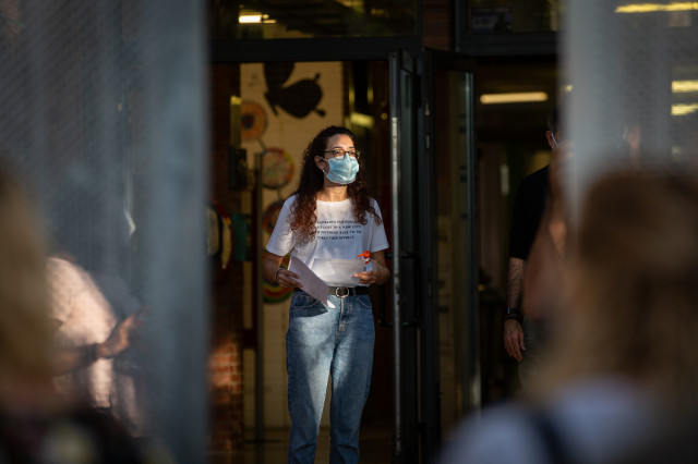 EuropaPress 3317346 profesora mascarilla puertas colegio primer dia curso escolar 20202021