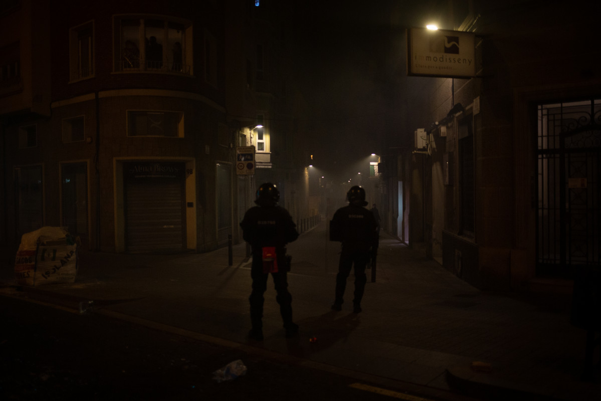 Antidisturbio de los Mossos d'Esquadra tras la manifestación en apoyo a Pablo Hasel en Barcelona, Cataluña (España), a 16 de febrero de 2021.