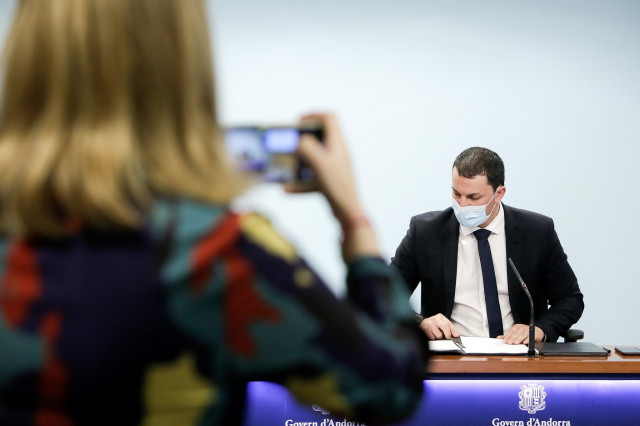 EuropaPress 3567955 ministro presidencia economia empresa jordi gallardo mientras asesora le