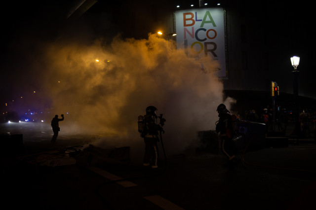 EuropaPress 3569447 humareda manifestacion apoyo pablo hasel disturbios barcelona espana 17