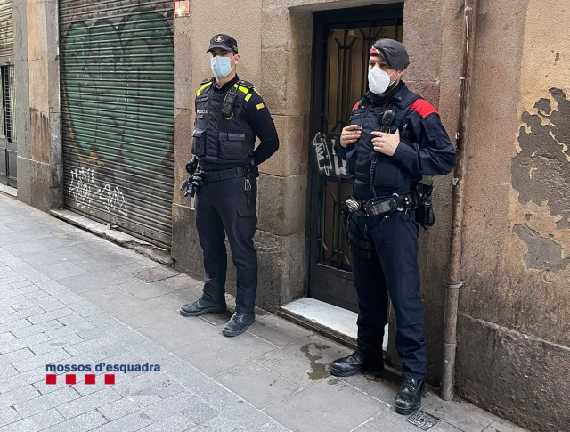 EuropaPress 3579466 mossos desquadra guardia urbana desmantelan punto venta droga raval