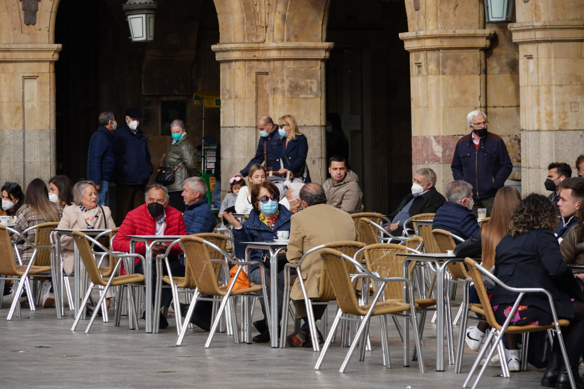 Varias personas en la terraza de un restaurante en el primer día en el que se retrasa el cierre de la hostelería a las 22 horas en la Plaza Mayor de Salamanca, Castilla y León (España), a 26 de fe