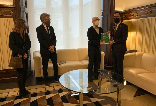 EuropaPress 3581900 presidente parlament roger torrent recibe manos sindic greuges rafael ribo