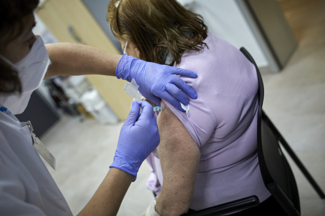 EuropaPress 3580519 octogeniaria vacunada primera dosis vacuna pfizer centro salud andres