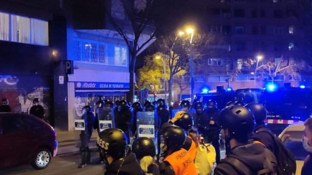 Els manifestants de Barcelona caminen al crit de 'Llibertat Pablo Hasel' davant els Mossos