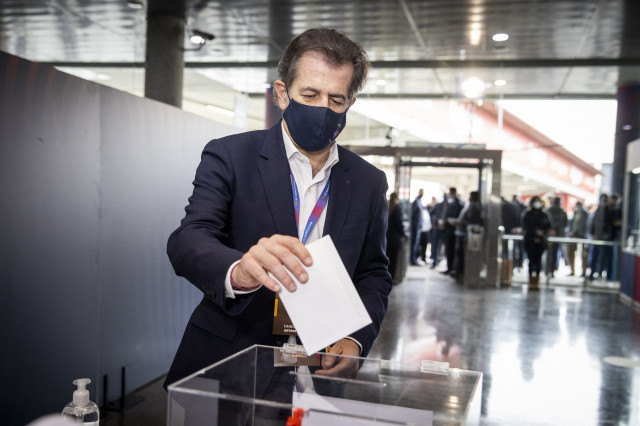 El candidat a la presidència del FC Barcelona Toni Freixa exercint el seu vot en la jornada electoral del 7 de març del 2021