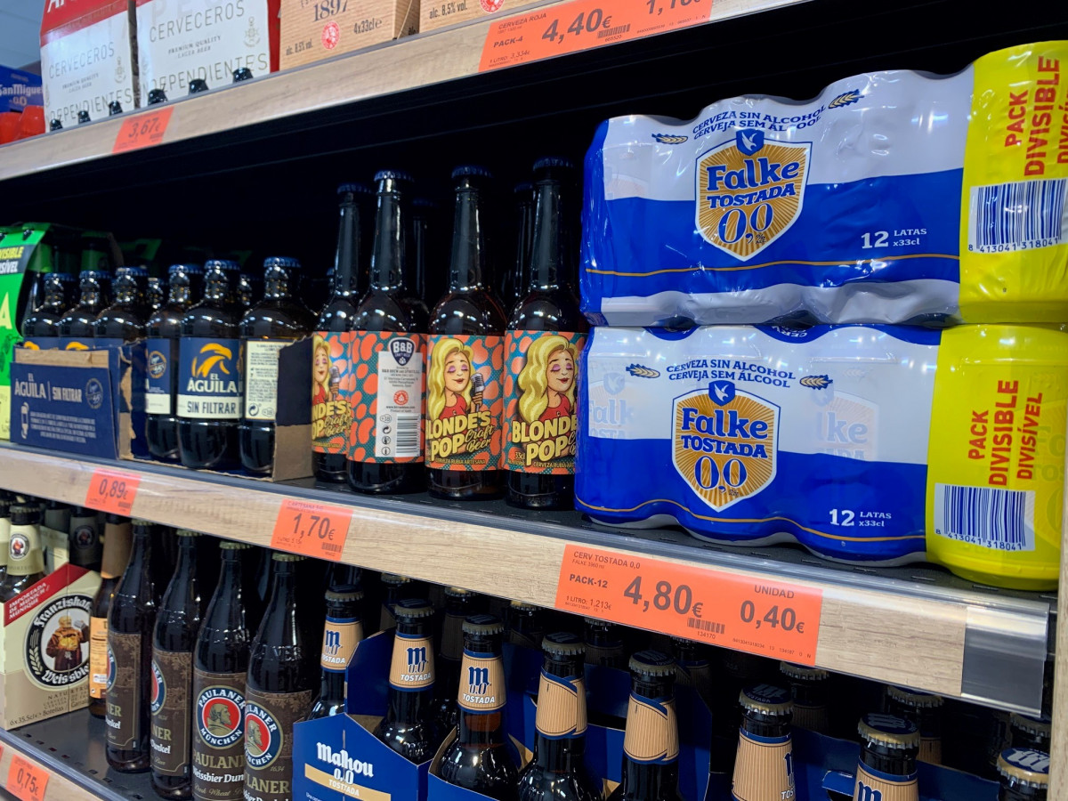 FOTOGRAFIA Nova cervesa Falke Torrada 0,0 % al lineal de Mercadona