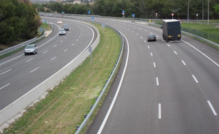 Una "innocent" caravana militar protegida per la Guàrdia Civil entra a Barcelona per la C-32 i provoca la corresponent alarma