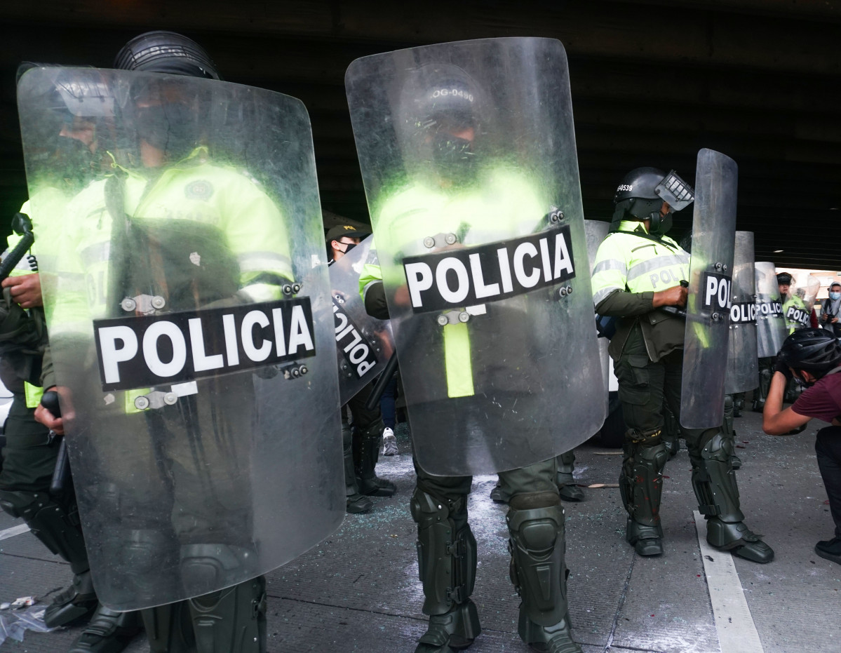 EuropaPress 3443386 21 november 2020 colombia bogota police officers stand guard during march