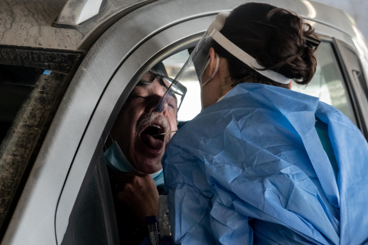 EuropaPress 3346575 29 september 2020 israel jerusalem health worker takes swab from man in his