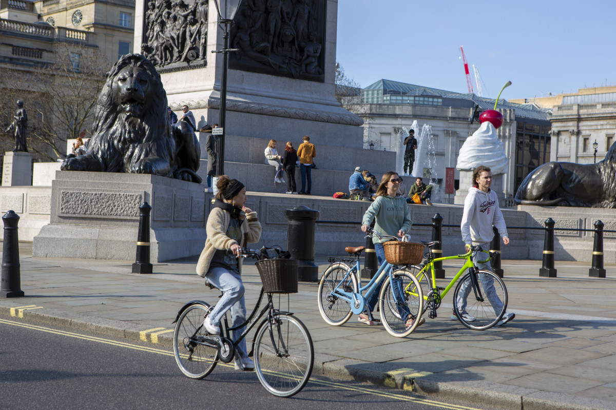 Archivo - Arxivo - Persones passejant en Trafalgar Square, Londres