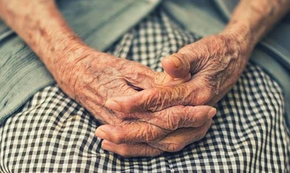 Com sol·licitar l'ajuda del Govern per a adaptar els habitatges de les persones majors de 65 anys?