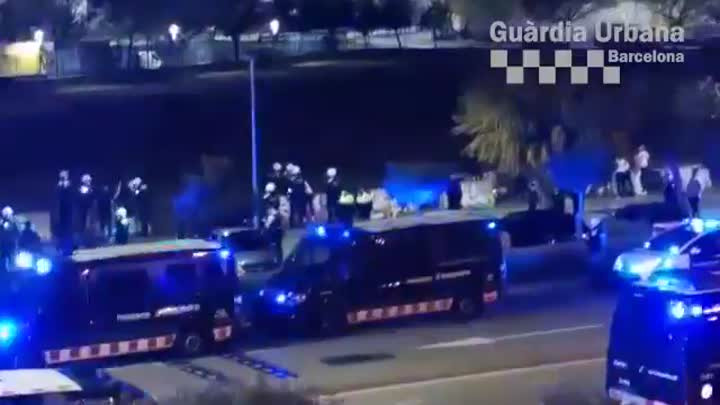 Amb @mossos desallotgem una festa illegal a la ZonaFranca.   Balanç   ️310 denúncies per no respectar les mesures covid19   ️1 persona investigad