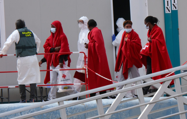 EuropaPress 3634215 varias personas bajan barco ser rescatadas patera sur fuerventura abril