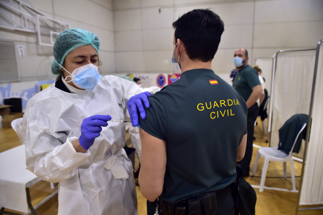 EuropaPress 3603141 agente guardia civil recibe primera dosis vacuna contra covid19