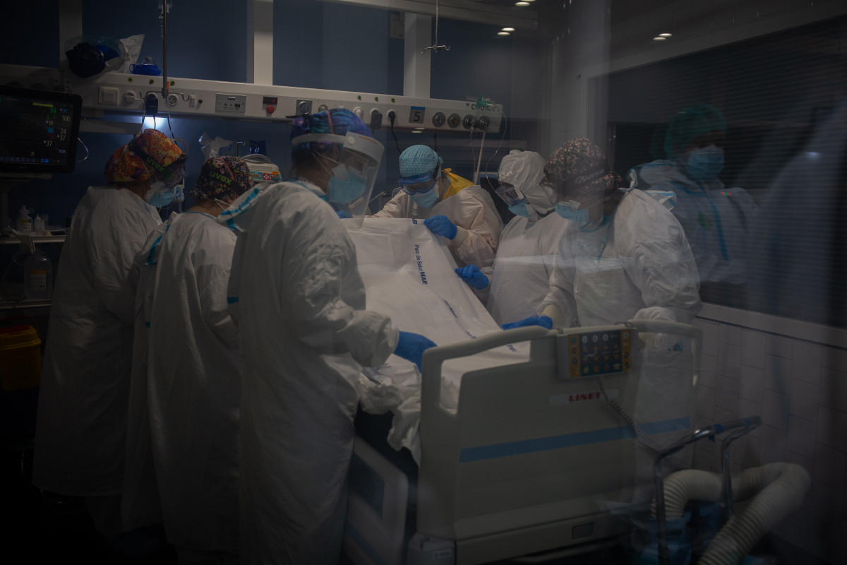 Archivo - Arxiu - Treballadors sanitaris protegits atenen a un pacient en l'Unitat de Vigilància intensiva --UCI-- de l'Hospital del Mar, a Barcelona.