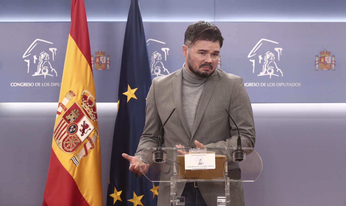 El portavoz parlamentario de ERC, Gabriel Rufián, interviene durante una rueda de prensa anterior a una Junta de Portavoces convocada en el Congreso de los Diputados, en Madrid, (España), a 23 de ma