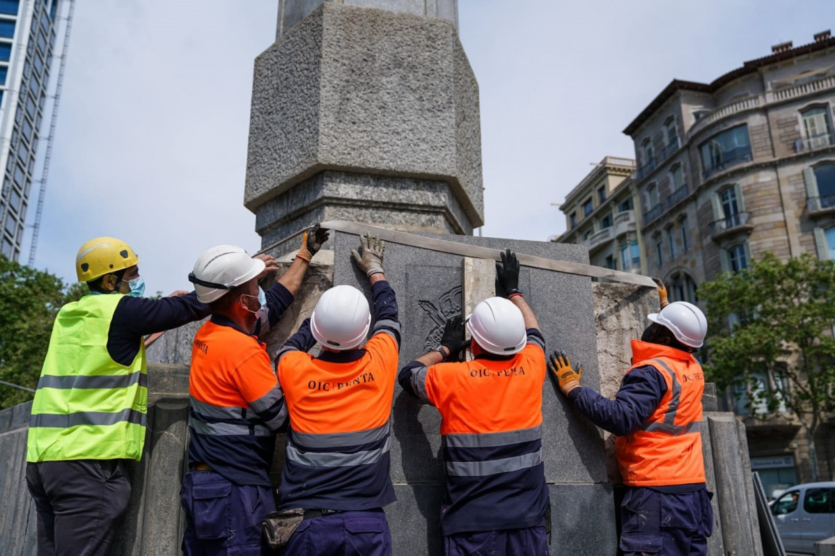 Barcelona retira l'escut de Juan Carlos I de l'obelisc de la plaça Zinc d'Ors