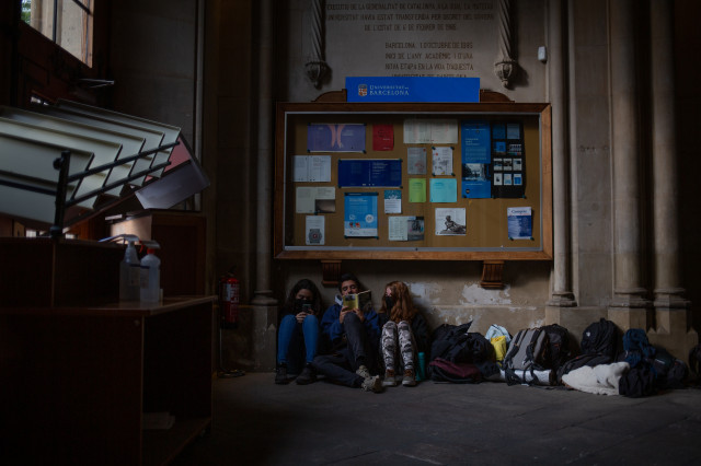 Els estudiants que ocupen la Universitat de Barcelona preveuen passar-hi la nit