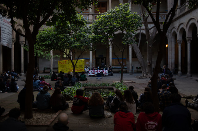 EuropaPress 3656050 varias personas participan segundo dia ocupacion edificio universitat