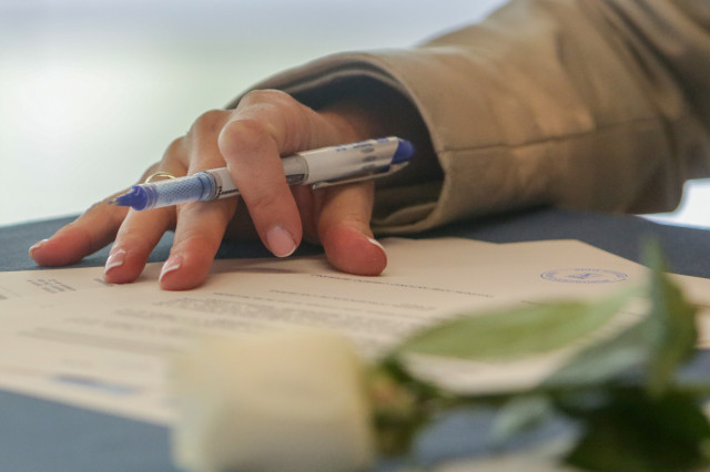 EuropaPress 3191121 detalle contrayentes firmando celebracion boda oficiada concejal urbanismo