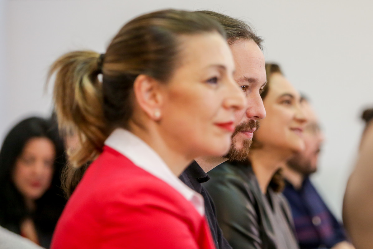 Archivo - (I-D) La ministra de Trabajo y Economía Social, Yolanda Díaz, el vicepresidente segundo del Gobierno de España y ministro de Derechos Sociales y Agenda 2030, Pablo Iglesias, y la alcaldes