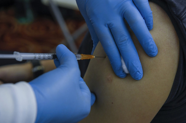 EuropaPress 3686843 05 may 2021 malaysia kuala lumpur healthcare worker gives an injection of