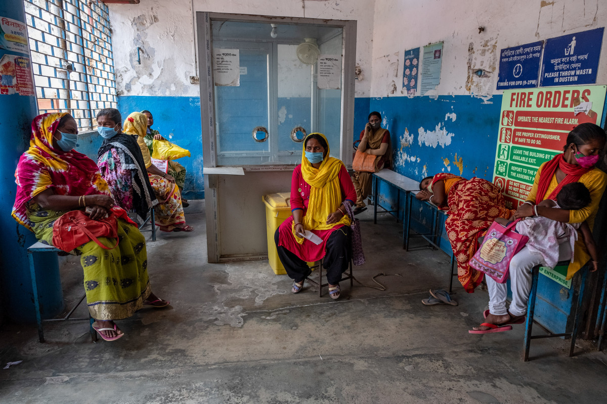 EuropaPress 3675898 30 april 2021 india barasat citizens wait to receive their coronavirus