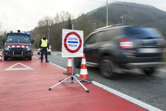 EuropaPress 3493708 mosso desquadra control policial confinamiento perimetral c17 entrada