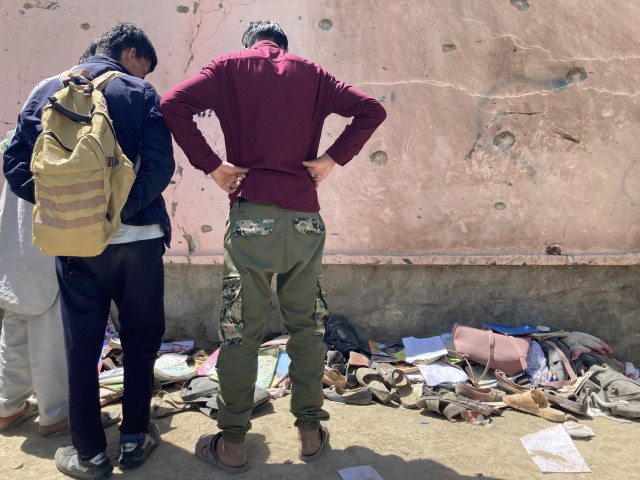 EuropaPress 3697550 09 may 2021 afghanistan kabul people inspect the scene where car bomb and