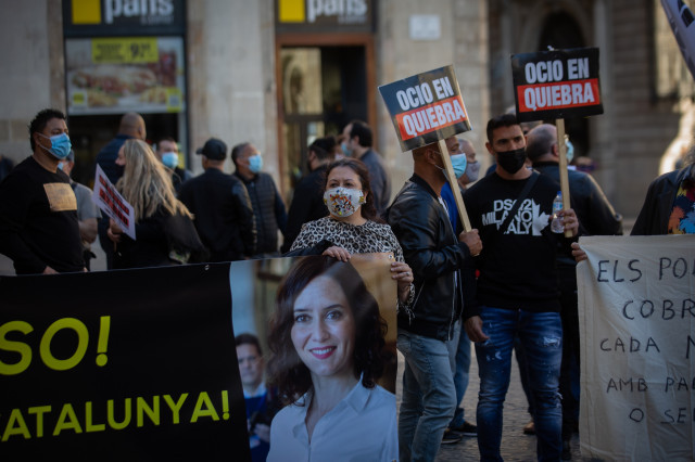 Un centenar de professionals de l'oci nocturn es manifesten a Barcelona per reobrir el sector