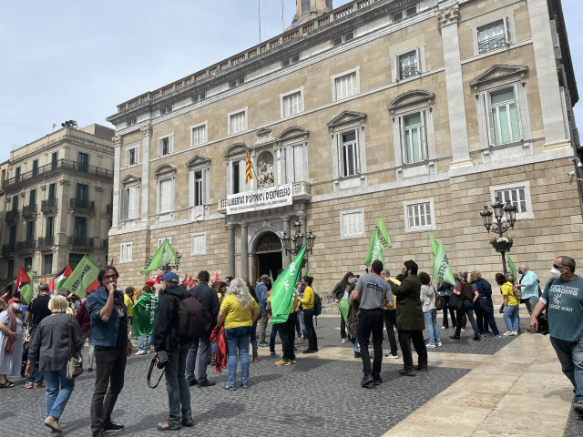 80 persones protesten contra la reversió de les retallades en educació davant la Generalitat