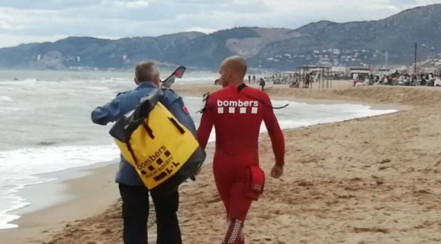 Rescaten a un kitesurfista a la platja de Castelldefels