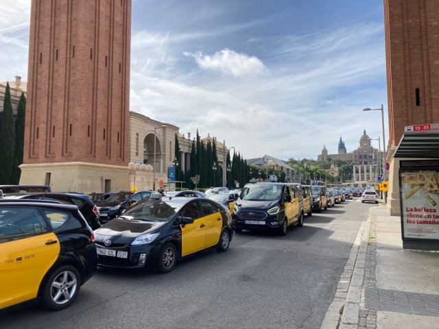 Uns 400 taxistes reclamen a Barcelona que les VTC compleixin la normativa