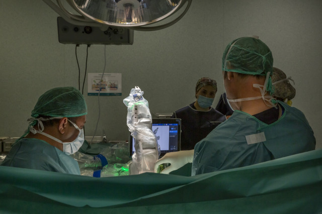 L'Hospital Quirón Barcelona fa servir el primer robot per cirugies de columna vertebral
