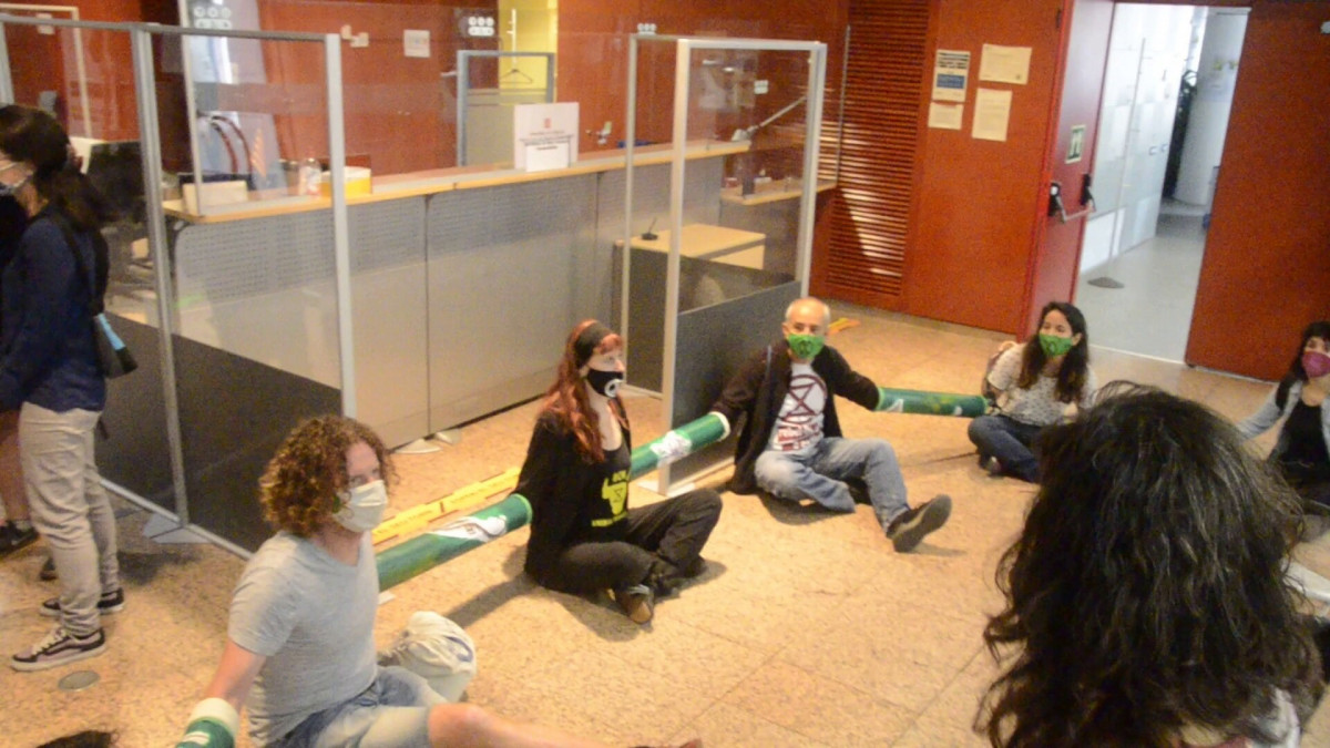 Ecologistes encadenats a la seu de la Direcció General de Polítiques Ambientals i Medi Rural de la Generalitat, aquest divendres 4 de juny.