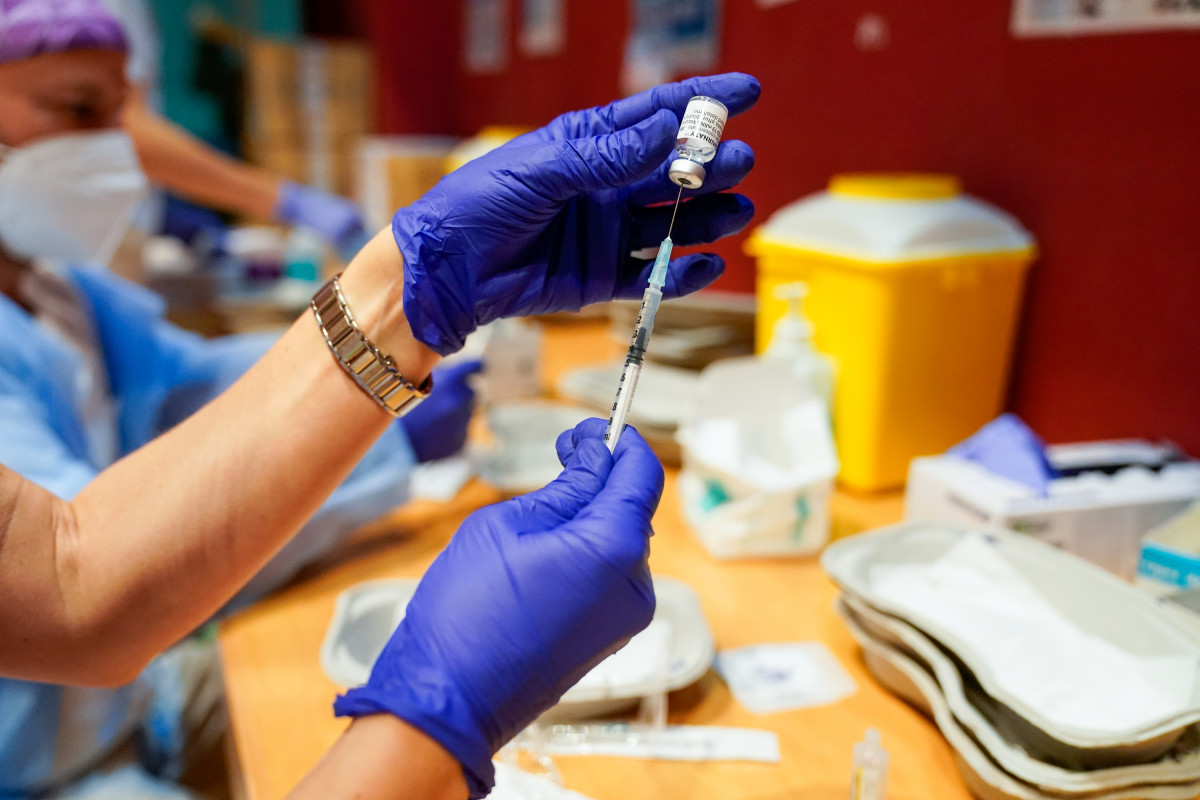 Arxiu - Un sanitari prepara una dosi del vaccí contra la covid-19.
