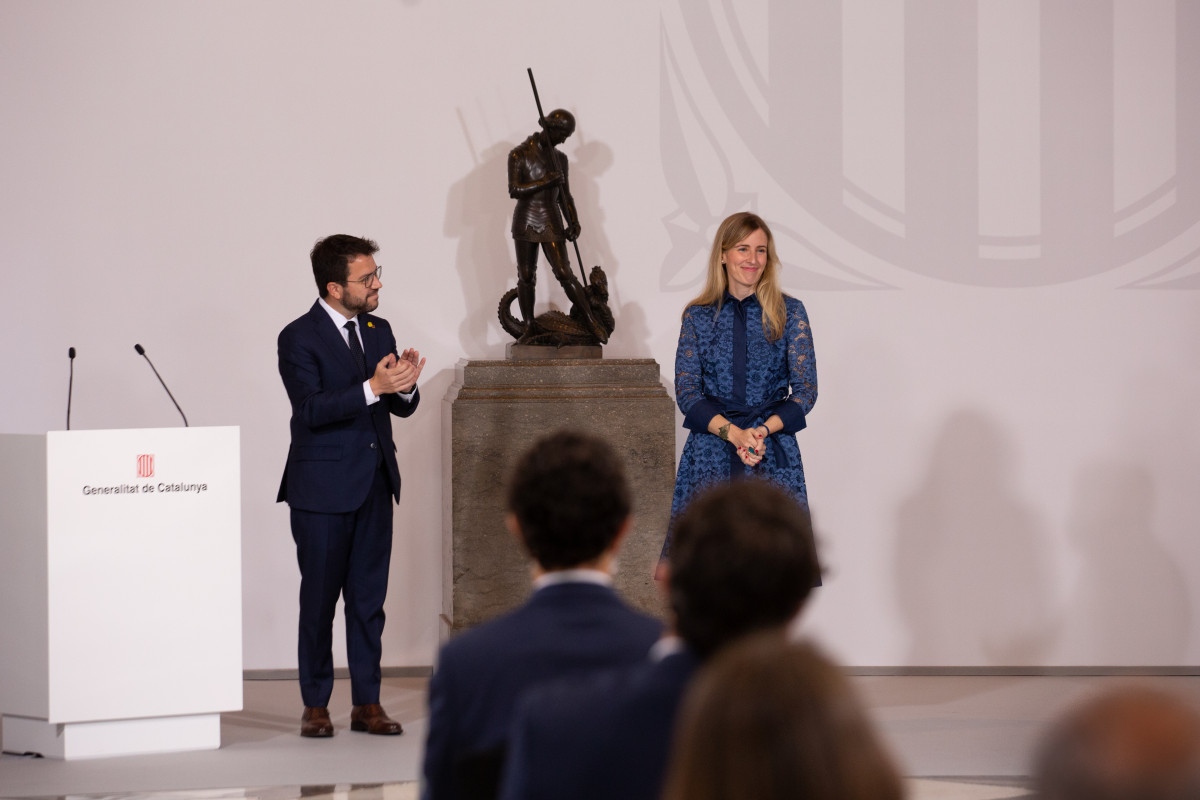 La consellera de Acción Exterior y Transparencia, Victòria Alsina (d), toma posesión del cargo junto al president de la Generalitat, Pere Aragonès (i), a 26 de mayo de 2021, en Barcelona, Cataluny