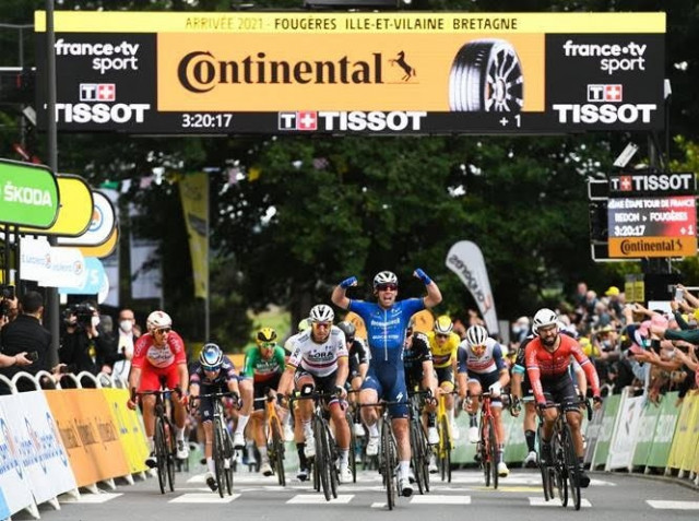 Enric Mas i Kwiatkowski s'embranquen en acabar una etapa del Tour