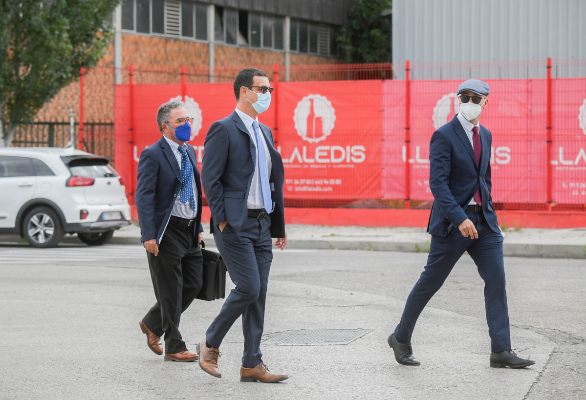 Els mossos Carlos de Pedro (2e) i Xavier Goicoechea (d) arriben a l'Audiència Nacional