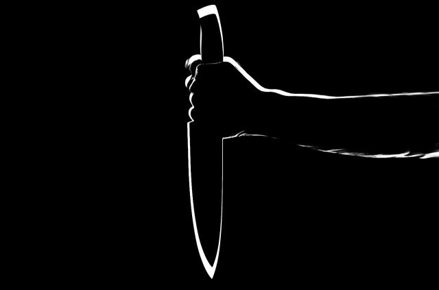 Una dona apunyala la seva filla de 16 anys per ser assetjada sexualment pel seu padrastre