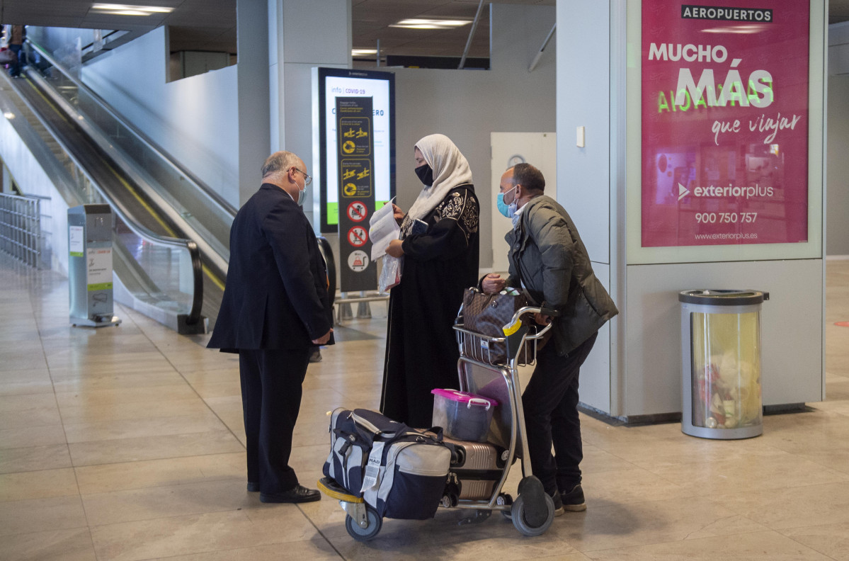 Archivo - Arxivo - Diverses viatgers d'un vol procedent de Casablanca (el Marroc), en la Terminal T1 de l'Aeroport Madrid - Barajas Adolfo Suárez, a Madrid (Espanya), a 30 de març de 2021. La Direcció general d'Aviació Civil del Marroc, dependent de l'El