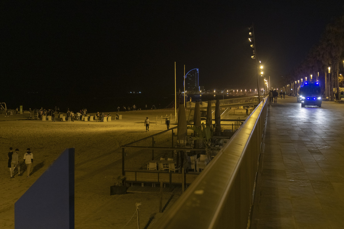 Archivo - Arxiu - Un cotxe de policia vigila la platja de la Barceloneta