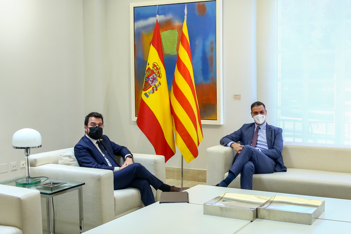 El presidente del Gobierno, Pedro Sánchez (d); y el president de la Generalitat de Catalunya, Pere Aragonès, durante una reunión en el Palacio de la Moncloa, a 29 de junio de 2021, en Madrid (Espa�