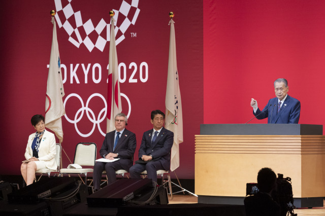 Yoshiro Mori parla durant un acte de Tòquio 2020 davant Yuriko Koike, Thomas Bach i Shinzo Abe