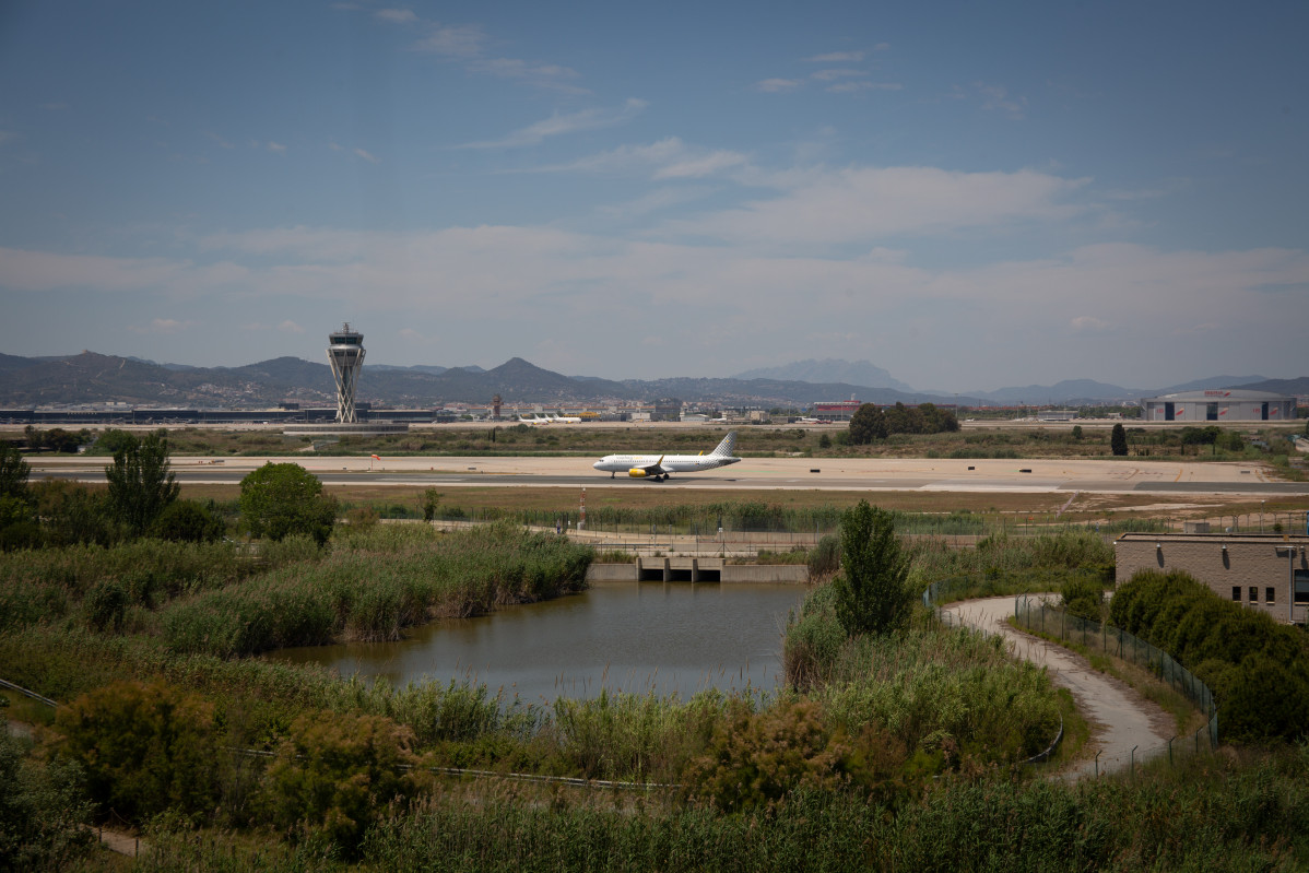 Un avión en el aeropuerto de Josep Tarradellas Barcelona-El Prat, cerca del espacio protegido natural de La Ricarda, a 9 de junio de 2021, en El Prat de Llobregat, Barcelona, Cataluña (España). La 
