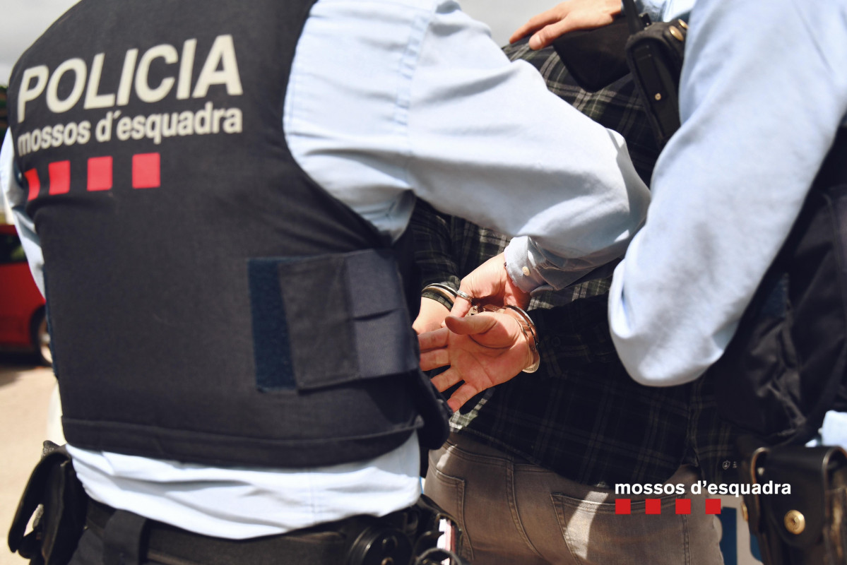 Archivo - Arxiu - Imatge de recurs d'una detenció de Mossos d'Esquadra