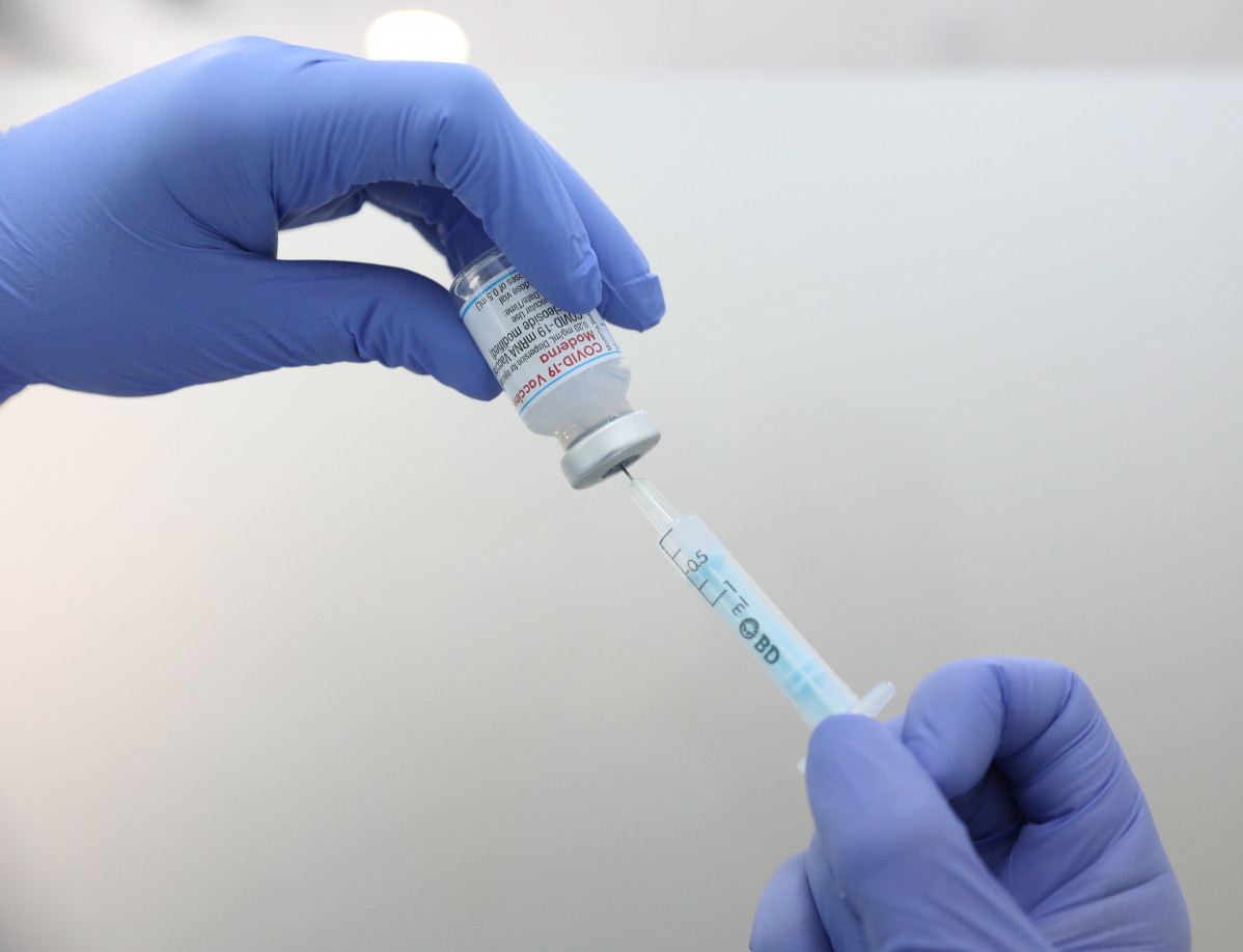 Archivo - Un profesional sanitario sostiene un vial de la vacuna de Moderna contra la COVID-19, en el Centro de Vacunación de la calle General Oraa, a 7 de mayo de 2021, en Madrid (España).