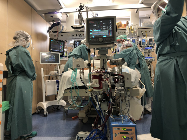 EuropaPress 3770791 profesionales sanitarios hospital vall dhebron atienden paciente unidad